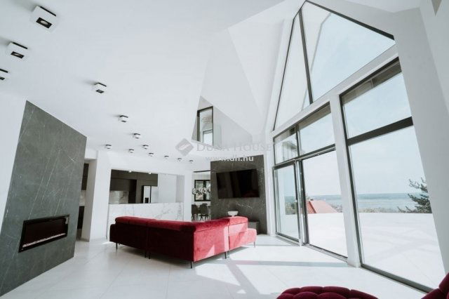 Eladó családi ház, Velencén 339 M Ft, 9 szobás