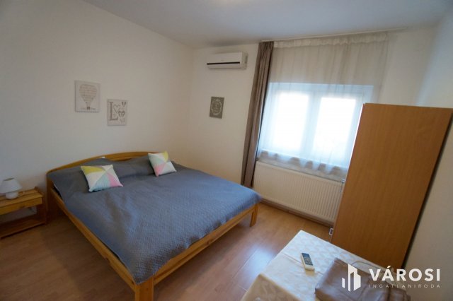 Eladó családi ház, Vecsésen 170 M Ft, 8 szobás