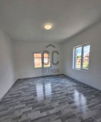 Eladó családi ház, Újszászon 23 M Ft, 2 szobás