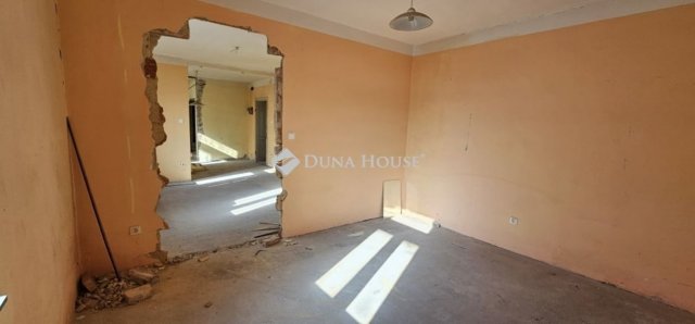 Eladó téglalakás, Pécsett 43.99 M Ft, 5 szobás