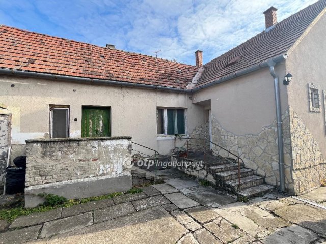 Eladó családi ház, Székesfehérvárott 65 M Ft, 3 szobás