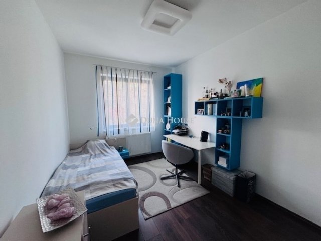 Eladó családi ház, Pécsett 219 M Ft, 5 szobás