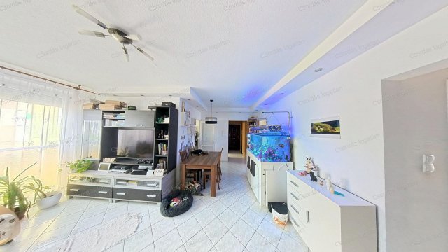 Eladó panellakás, Veszprémben, Március 15. utcában 65 M Ft
