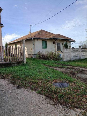 Eladó családi ház, Esztergomban 40 M Ft, 2 szobás