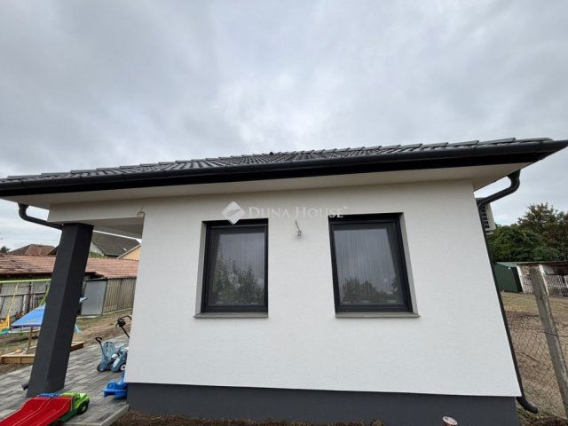 Eladó családi ház, Cegléden 119.9 M Ft, 4 szobás
