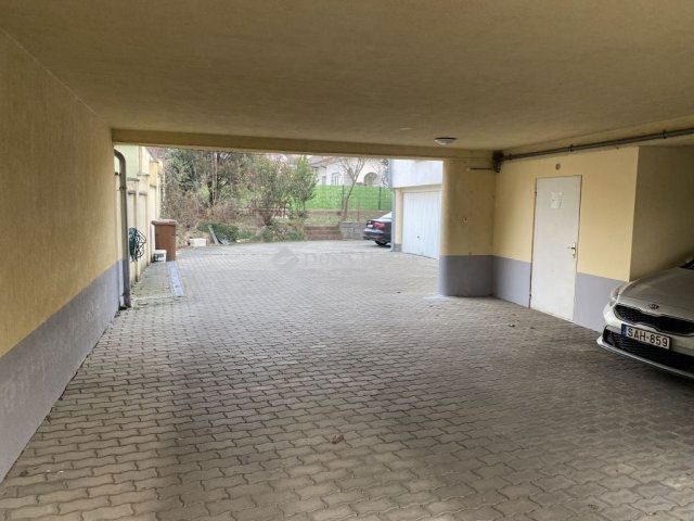 Kiadó téglalakás, albérlet, Pécsett 160 E Ft / hó, 1 szobás