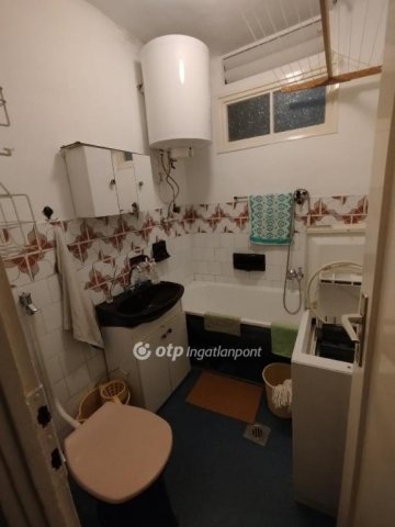 Eladó téglalakás, Pécsett 33.8 M Ft, 2 szobás