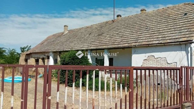 Eladó családi ház, Pincehelyen 9.9 M Ft, 2 szobás