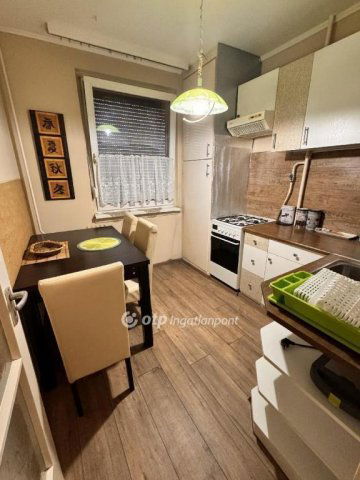 Eladó panellakás, Szolnokon 38.99 M Ft, 1+2 szobás