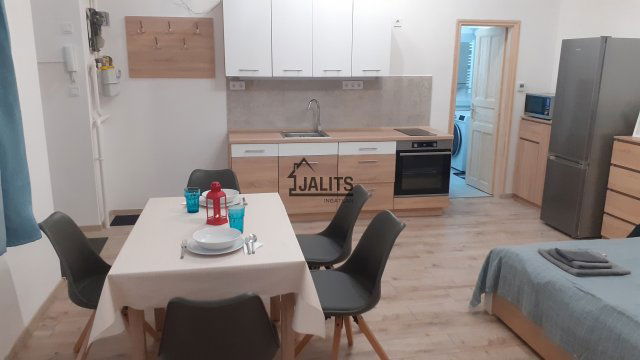 Kiadó téglalakás, albérlet, VI. kerületben, Vörösmarty utcában