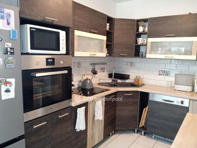 Eladó téglalakás, Veszprémben 79.5 M Ft, 3 szobás