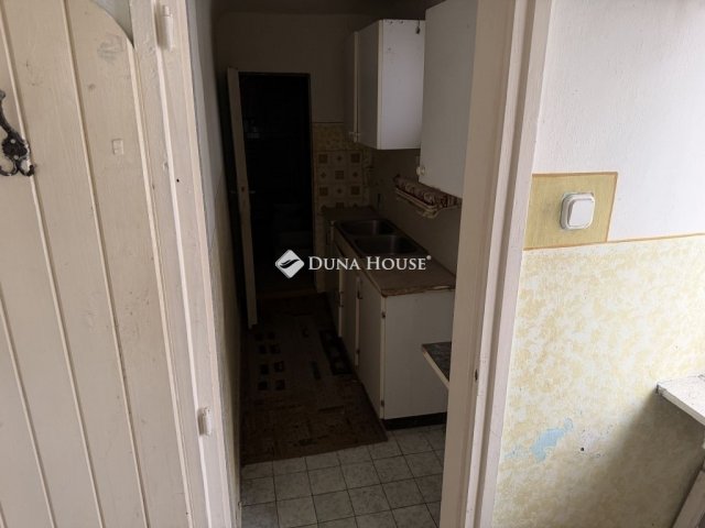 Eladó téglalakás, Szegeden 23 M Ft, 1 szobás