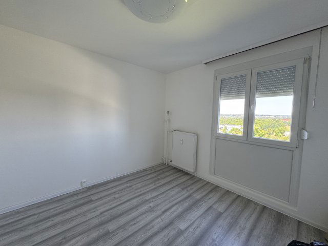 Eladó panellakás, Pécsett, Krisztina téren 37.5 M Ft, 2 szobás