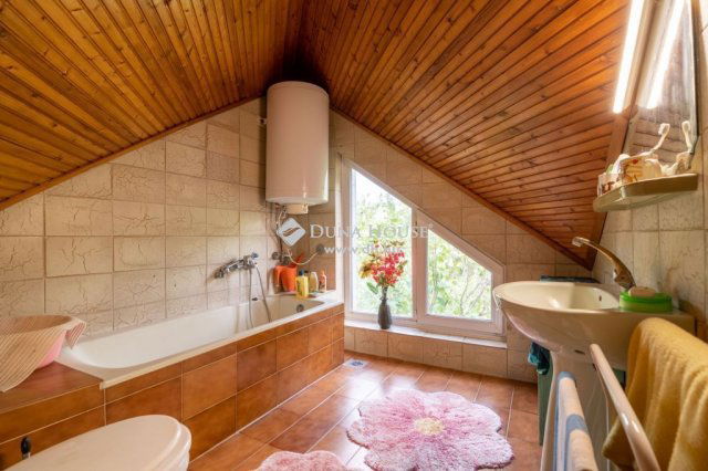 Eladó családi ház, Pécsett 148 M Ft, 4 szobás