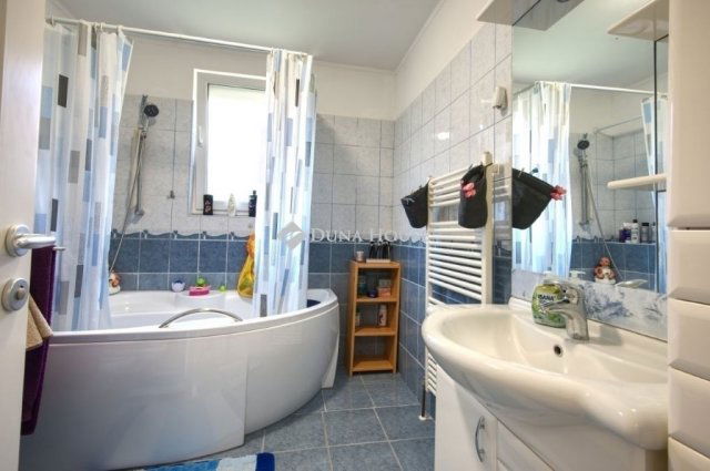 Eladó családi ház, Piliscsabán 164.9 M Ft, 7 szobás