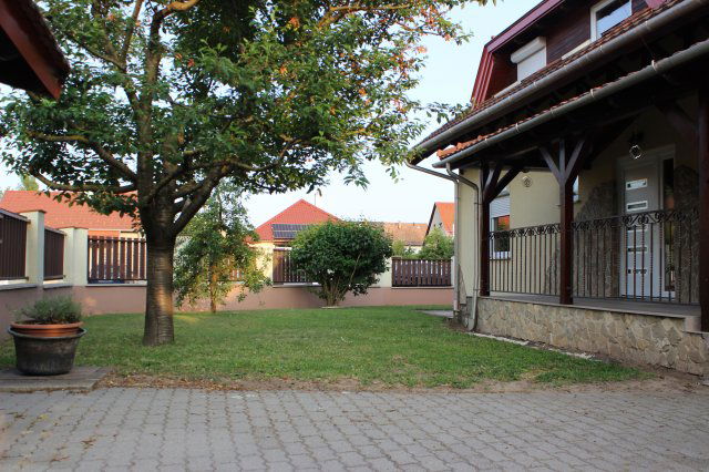 Eladó családi ház, Pomázon 199 M Ft, 8 szobás