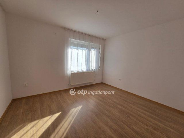 Eladó téglalakás, Szentesen 30 M Ft, 1 szobás