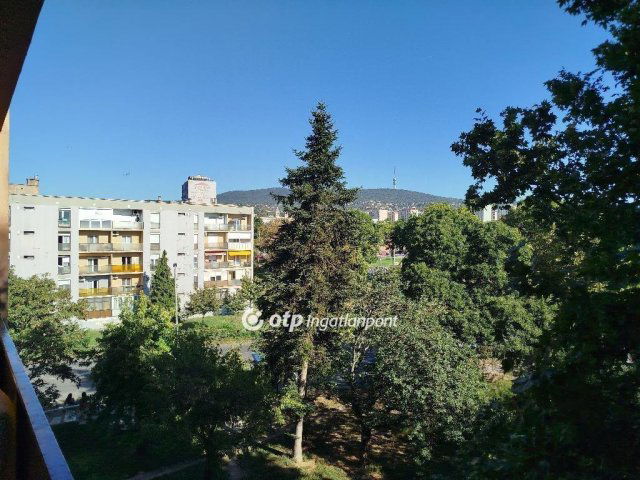 Eladó panellakás, Pécsett 64.9 M Ft, 2 szobás