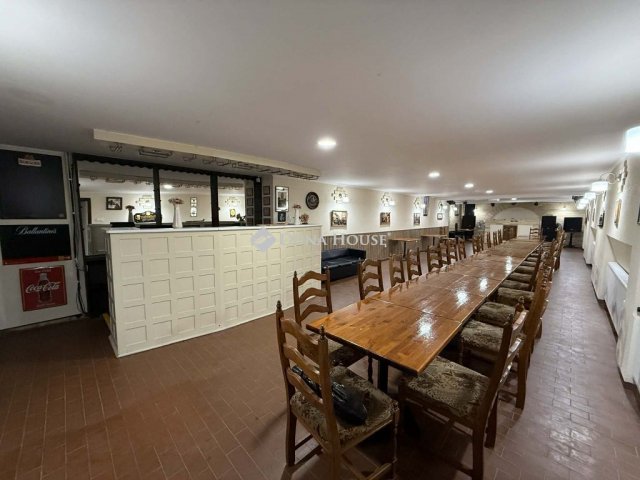 Eladó üzlethelyiség, Izsákon 95.9 M Ft, 3 szobás