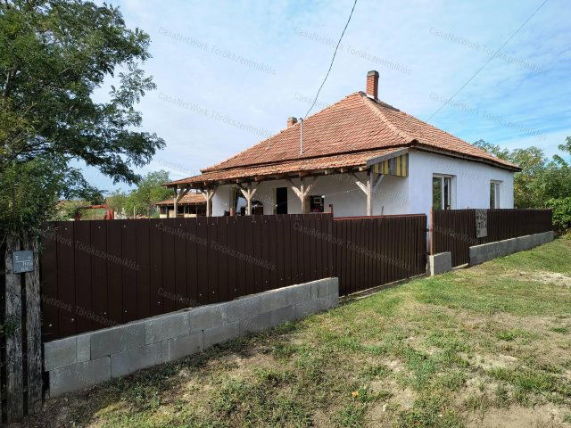 Eladó családi ház, Tiszaroffon 8.9 M Ft, 2+1 szobás