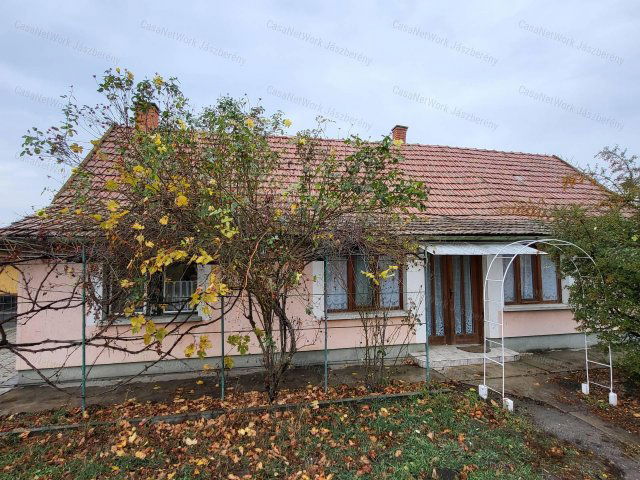 Eladó családi ház, Jászapátiban 16 M Ft, 3+1 szobás