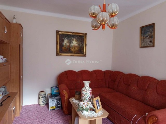 Eladó családi ház, Komlón 32 M Ft, 2 szobás