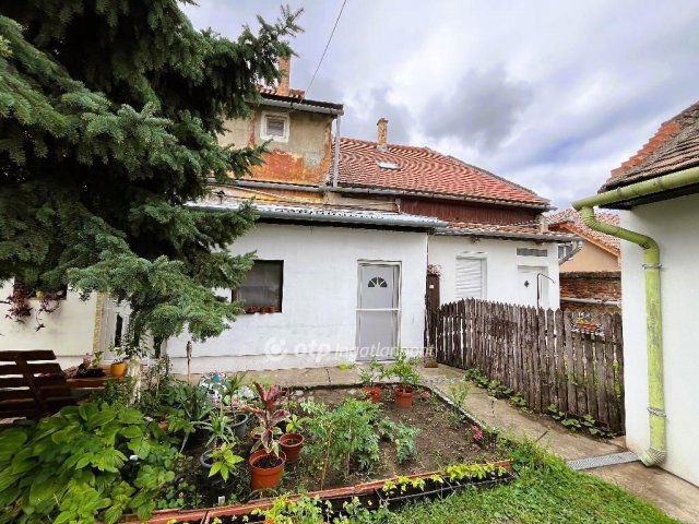 Eladó családi ház, Budapesten, IV. kerületben 57.6 M Ft