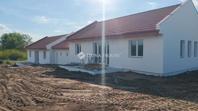 Eladó ikerház, Szadán 112 M Ft, 5 szobás / költözzbe.hu