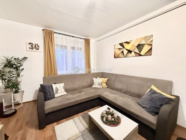 Eladó panellakás, Pécsett 49.9 M Ft, 4 szobás