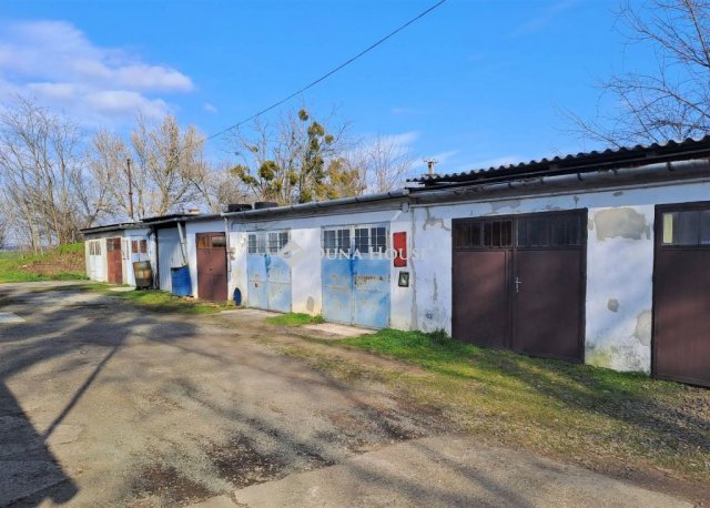 Eladó garázs, Mohácson, Újváros utcában 4.5 M Ft