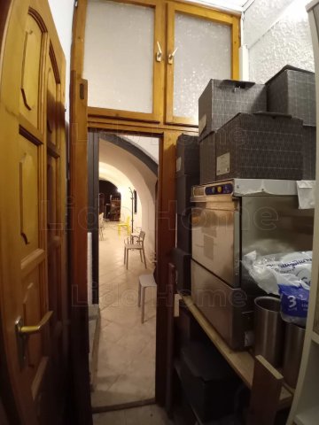 Kiadó üzlethelyiség, Győrött 350 E Ft / hó, 5 szobás