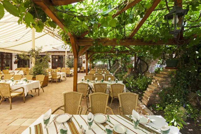 Eladó üzlethelyiség, Balatonföldváron 670 M Ft, 10 szobás