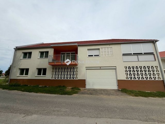 Kiadó téglalakás, albérlet, Szigetváron 220 E Ft / hó