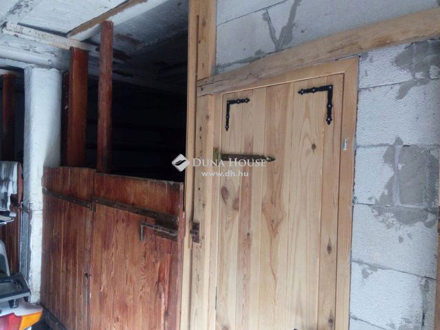 Eladó családi ház, Tatabányán 140 M Ft, 5 szobás