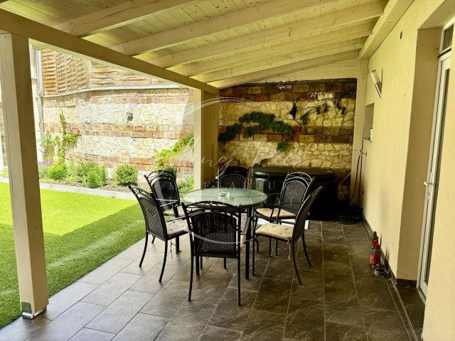 Eladó családi ház, Pécsett, Cserző közben 179.9 M Ft, 6 szobás