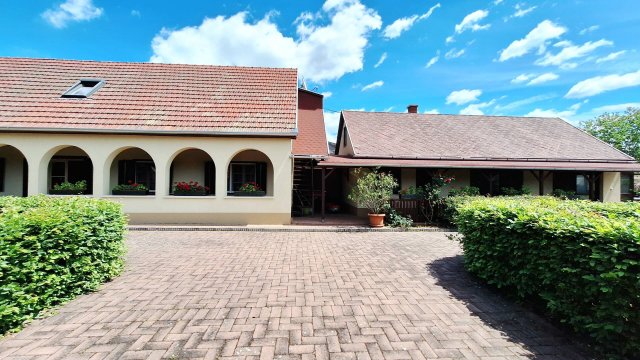 Eladó családi ház, Balatonfenyvesen 158 M Ft, 5 szobás