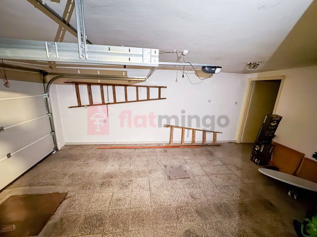 Eladó családi ház, Pécsett 114.9 M Ft, 8 szobás
