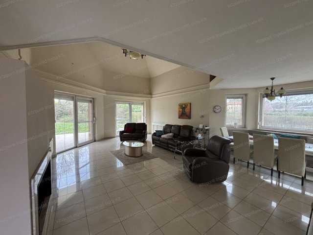 Eladó családi ház, Tatán 332.4 M Ft, 5 szobás