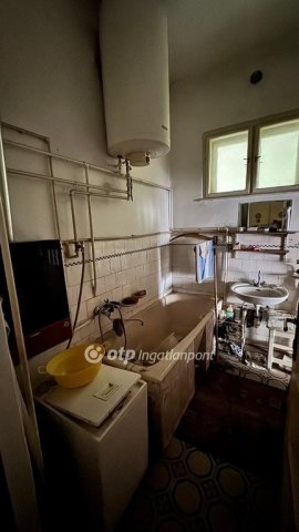 Eladó családi ház, Pápán 33.99 M Ft, 2 szobás