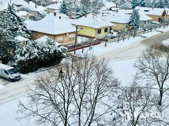 Eladó panellakás, Gyulán 36.9 M Ft, 3 szobás