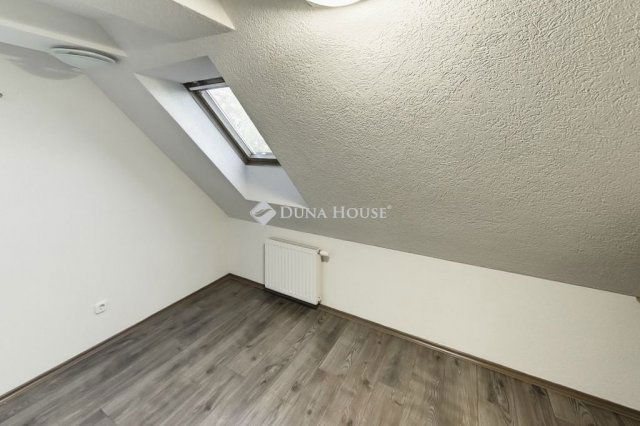 Eladó téglalakás, Kecskeméten 68.5 M Ft, 6 szobás