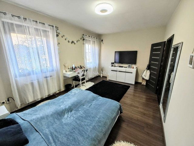 Eladó családi ház, Szegeden 200 M Ft, 5 szobás