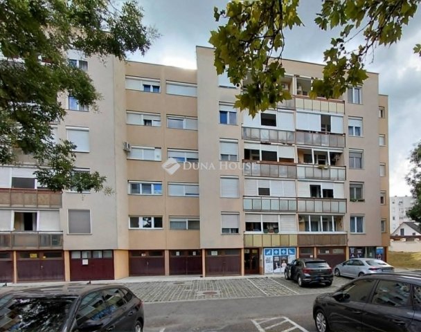 Eladó téglalakás, Szekszárdon 34.9 M Ft, 3 szobás