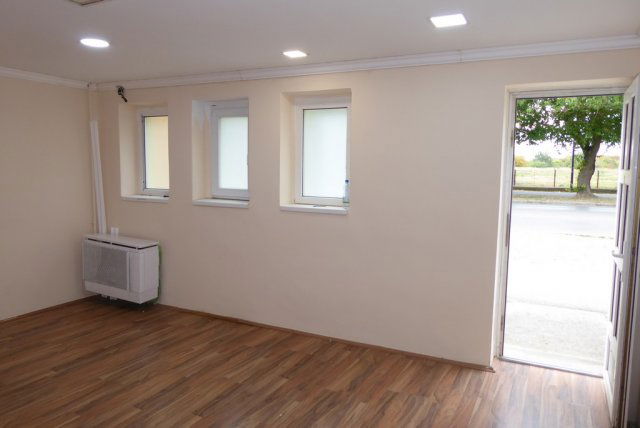 Kiadó iroda, Pécsett, Megyeri úton 65 E Ft / hó