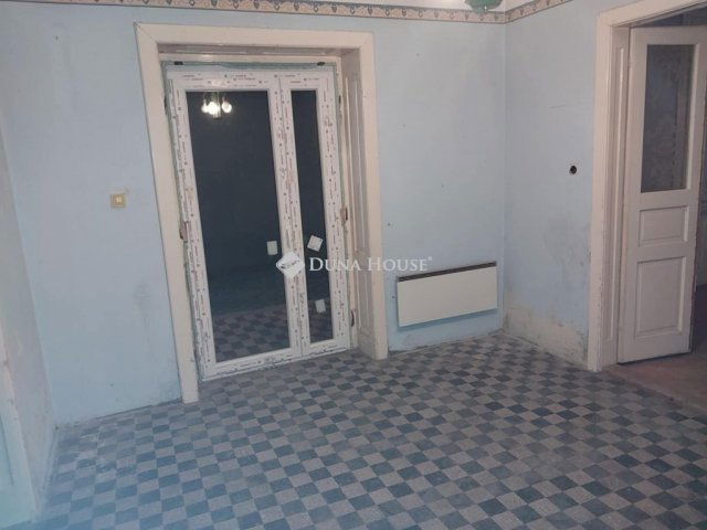 Eladó családi ház, Áporkán 58.5 M Ft, 8 szobás