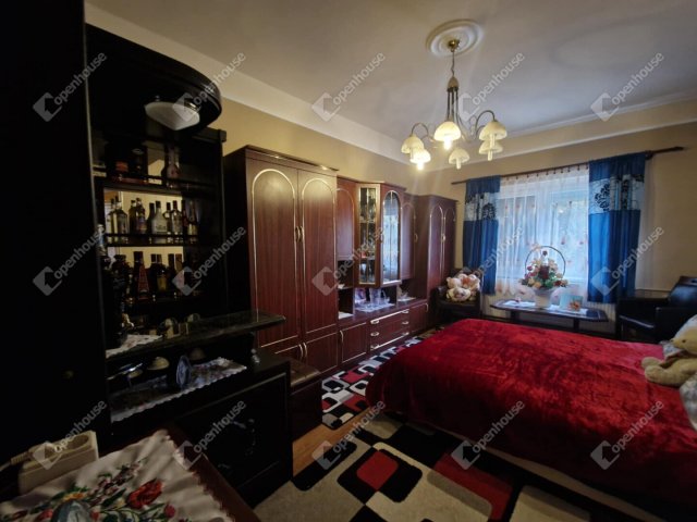 Eladó családi ház, Ászáron 64.9 M Ft, 5 szobás