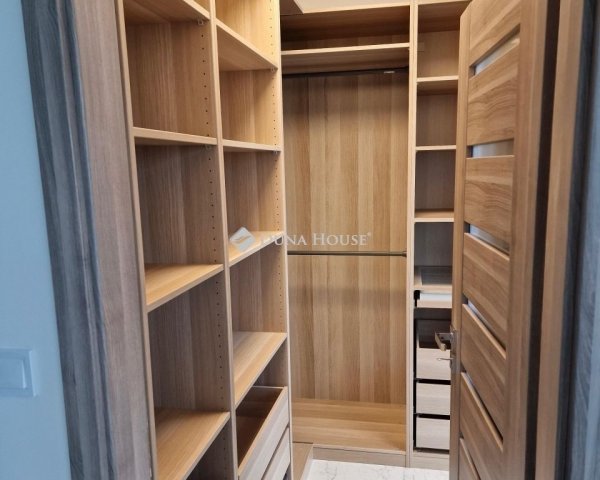 Eladó téglalakás, Szegeden 158 M Ft, 3 szobás