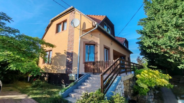 Eladó családi ház, Felsőörsön 159.5 M Ft, 5 szobás