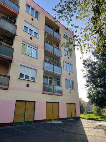 Eladó téglalakás, Szolnokon 24.1 M Ft, 3 szobás
