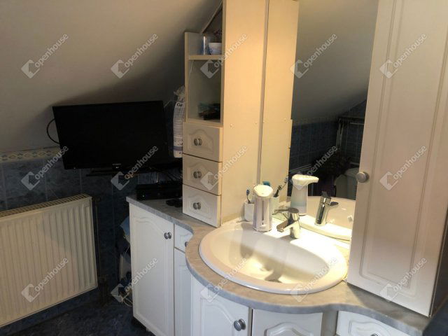 Eladó családi ház, Komáromban 150 M Ft, 8 szobás